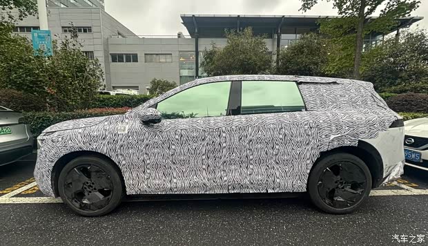 日产N8谍照 或为中大型SUV 内饰配备大尺寸双联屏 配置很高级