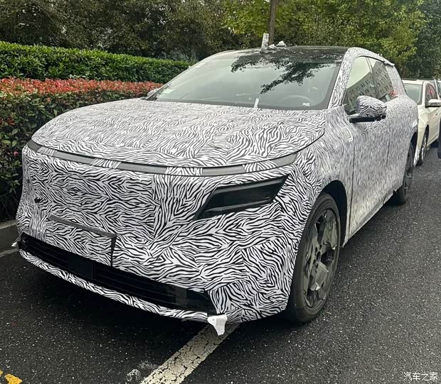 日产N8谍照 或为中大型SUV 内饰配备大尺寸双联屏 配置很高级