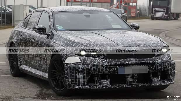 变化都在细节里 “双肾”格栅再进化！新款宝马M5路试曝光