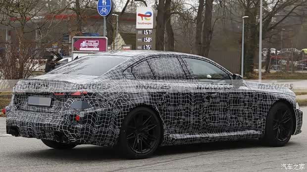 变化都在细节里 “双肾”格栅再进化！新款宝马M5路试曝光