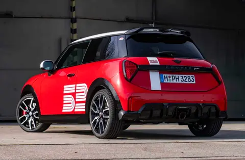 胜利纪念版细节拉满，这台MINI JCW的设计你们喜欢吗？