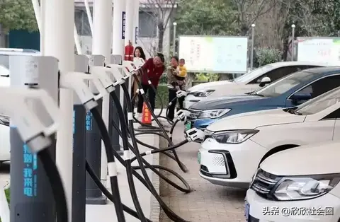 今年跑高速，居然没人骂电车了？背后的原因太过真实